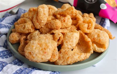 Sep 22, 2022 · Pork rinds are the skin of a pig fried into crispy snacks. They can be seasoned with various flavors and used in different ways, such as in recipes or as breadcrumbs. Learn how they're made, the difference between pork rinds and other fried pig skin products, and their nutrition and keto diet benefits. 